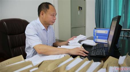 初心不改　本色不褪——記廣西勤廉榜樣、河池市紀(jì)委副書記、監(jiān)委副主任黃振林